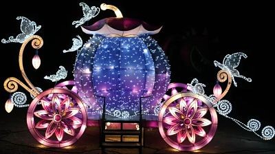 lanterne chinoise représentant un carrosse de conte de fée à l'exposition le monde merveilleux des couleurs bordeaux